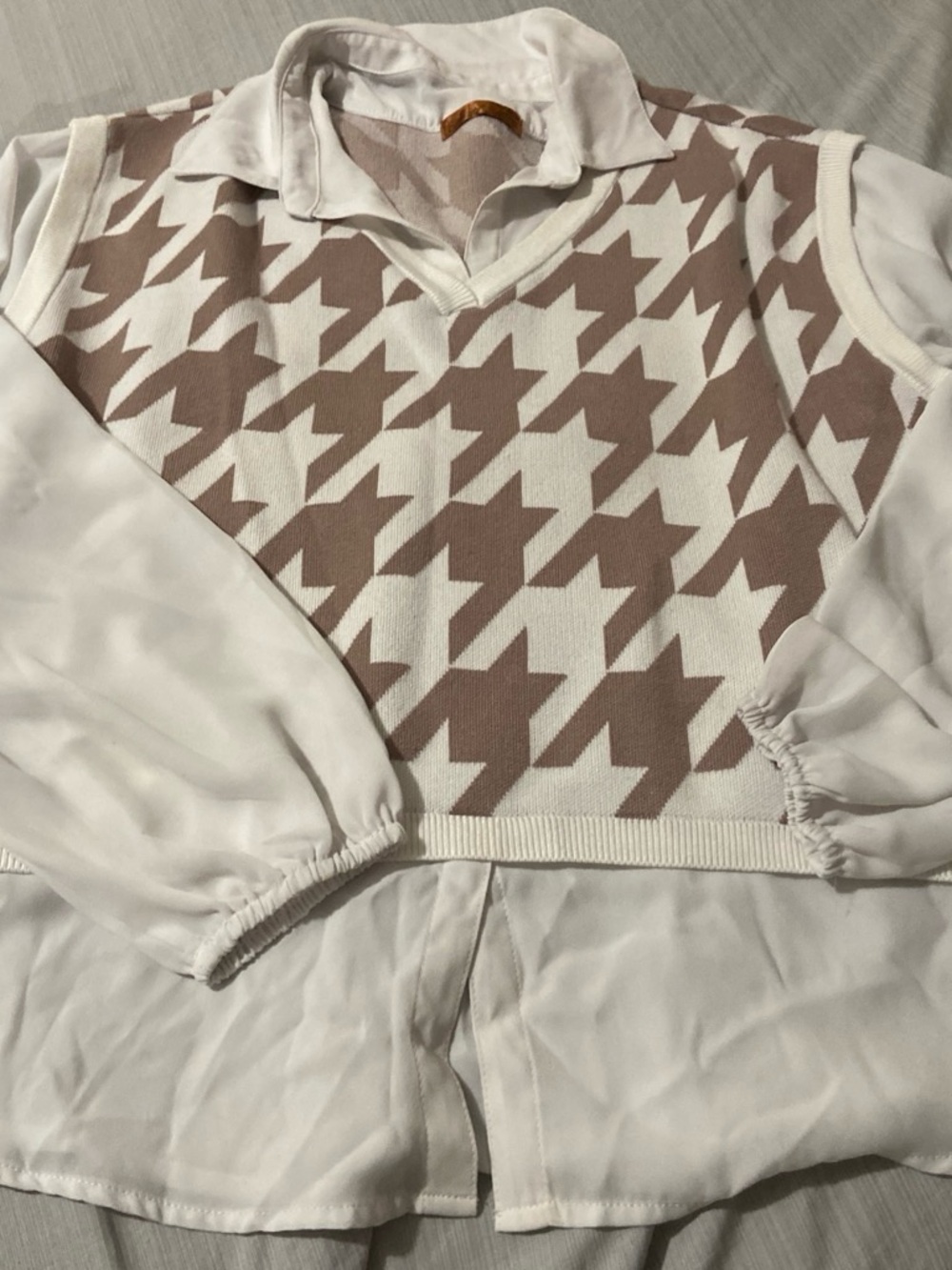 Belldini Cream & Taupe Geometric V-Neck Sweater
